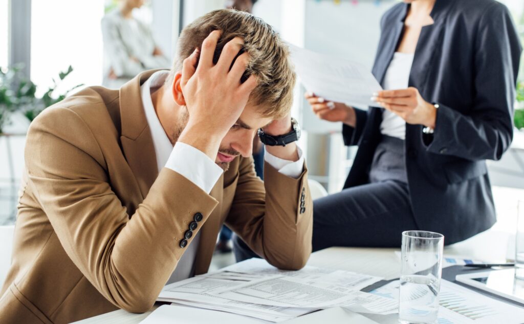 What are the steps to liquidate a company?